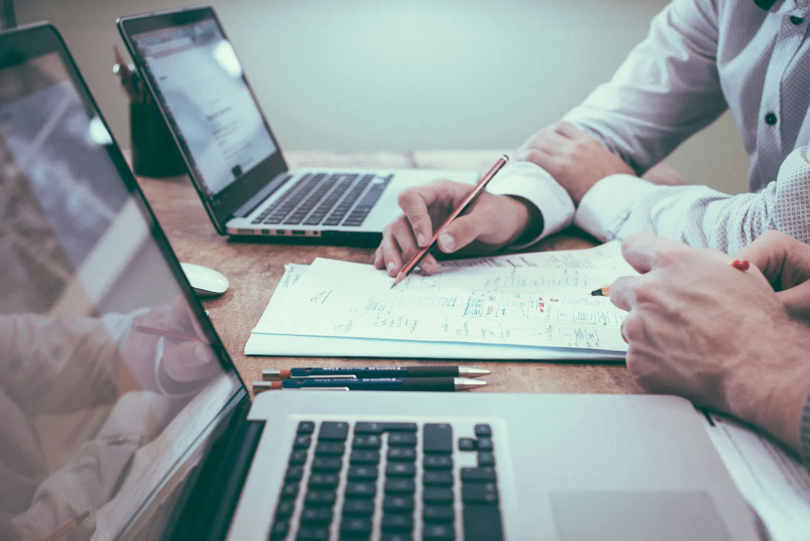 Interne auditor ISO 9001 voert audit uit op de werkvloer